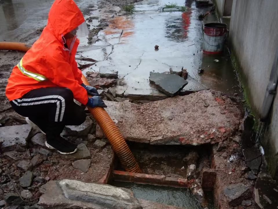 江干专业清理污水池 炜誉市政以规范流程守护城市 “肠道”