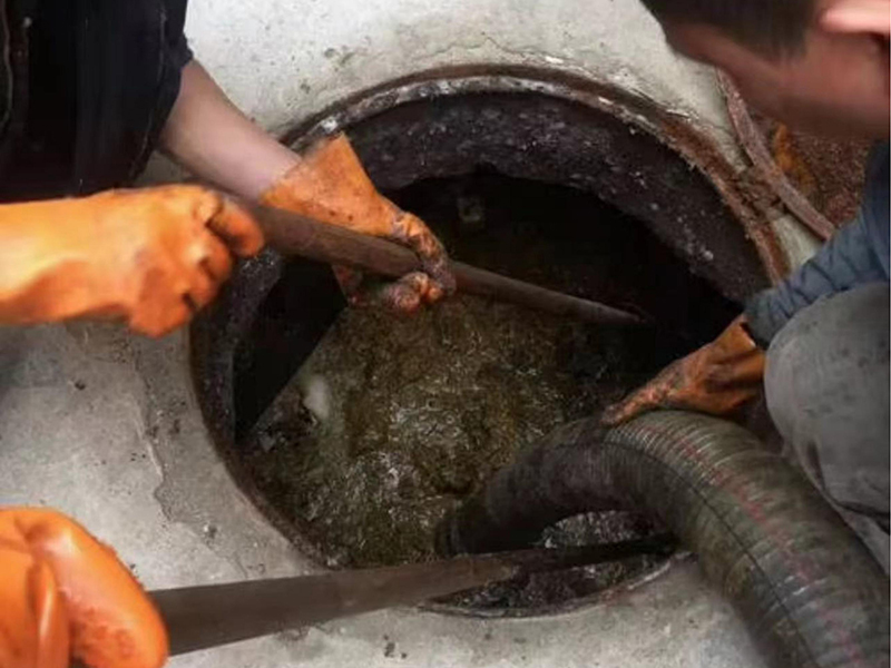 江干清理化粪池时如何避免沼气的危害？